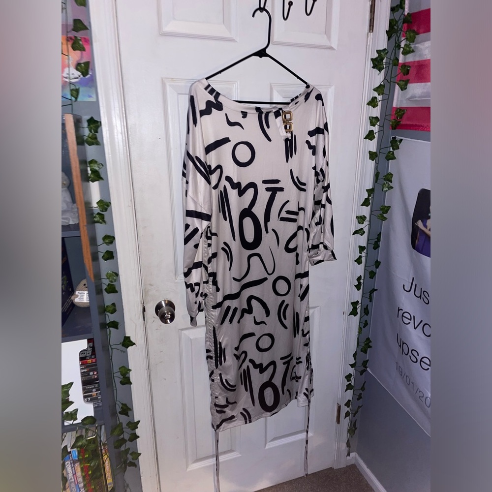 Abstract Maxi Dress - Picture 2 of 8